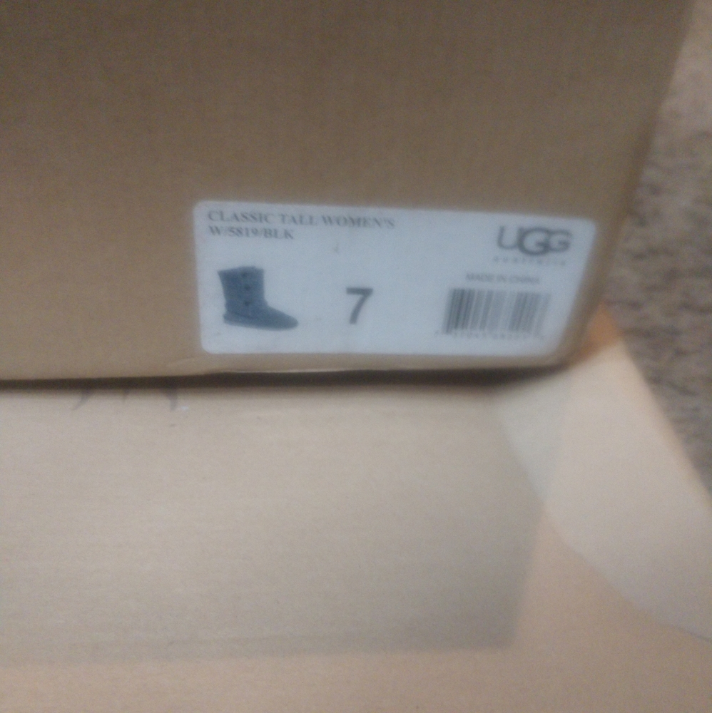UGGS - Picture 2 of 4